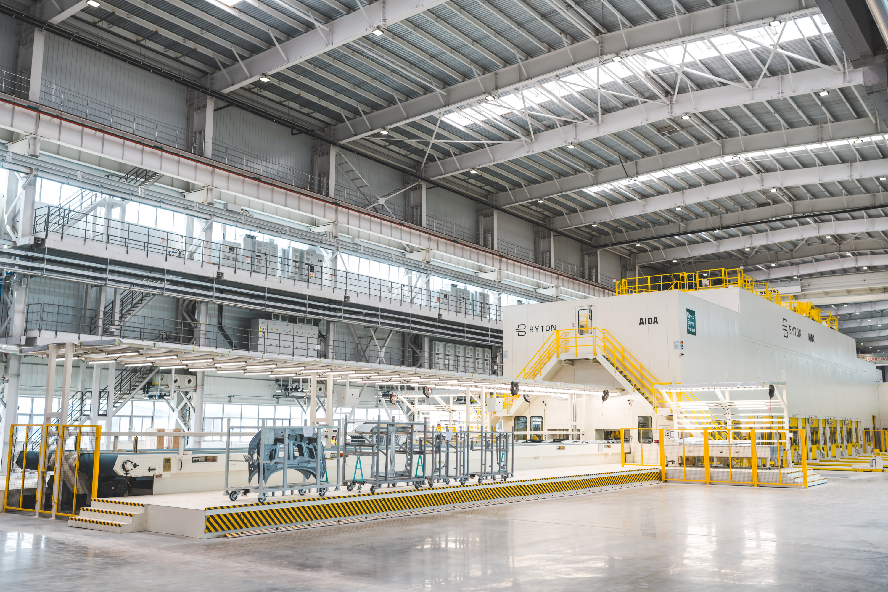 機械廠的塑件生產車間有熱塑性塑料注塑機