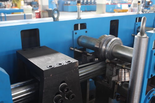 久進(jìn)五金機(jī)械廠 以服務(wù)至上的理念，深耕成型機(jī)與車(chē)庫(kù)門(mén)設(shè)備制造